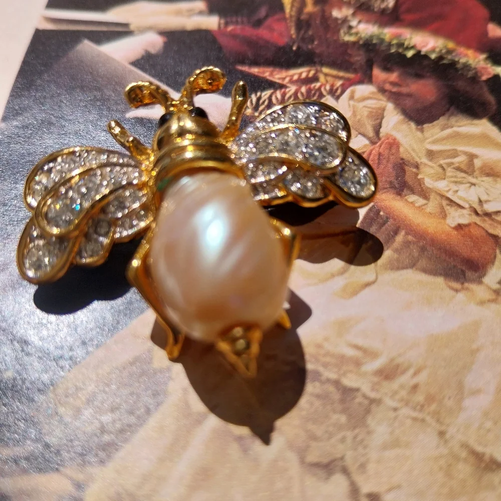 D Orlan Brooch with Sparkling Stones - Picture 5 of 10